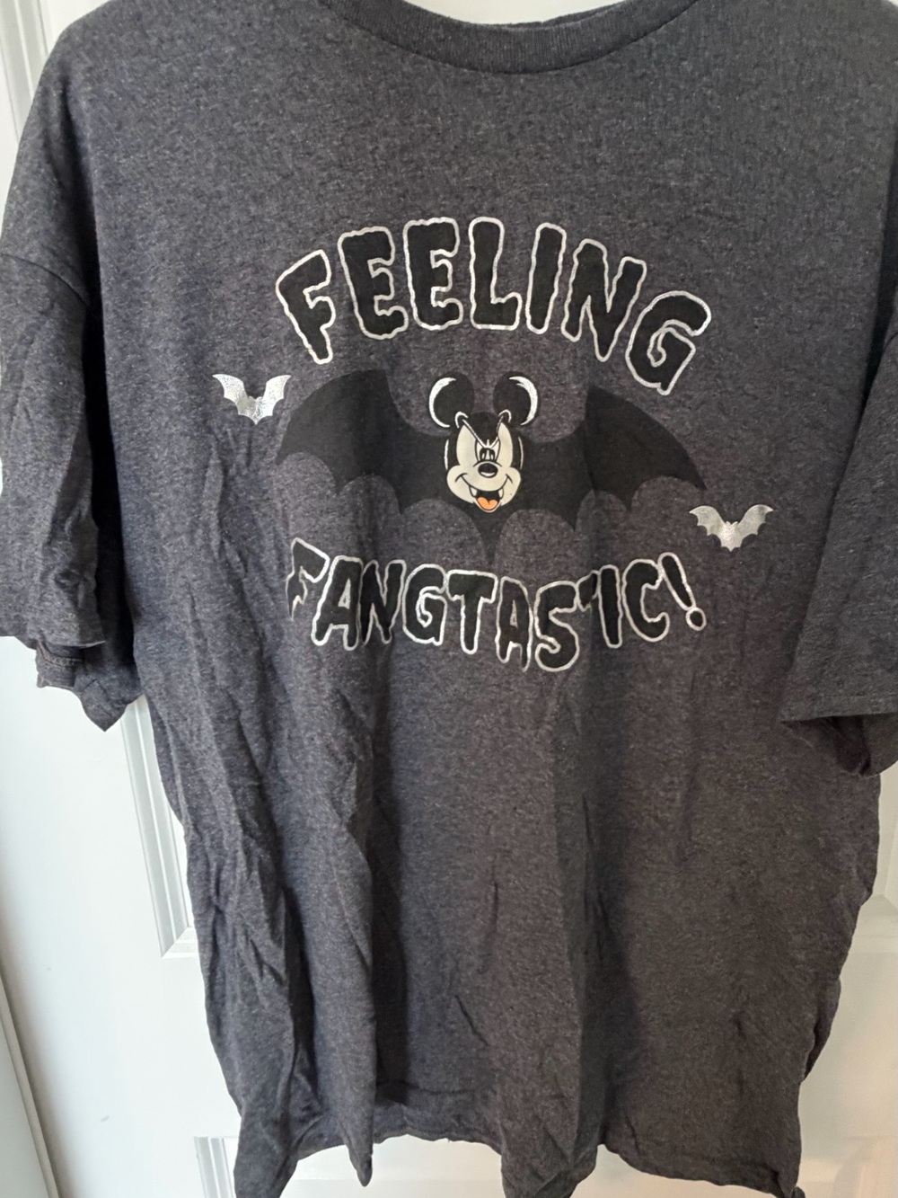 Disney adult Charcoal Gray 'Feeling Fangtastic!' Bat Graphic Tee xl